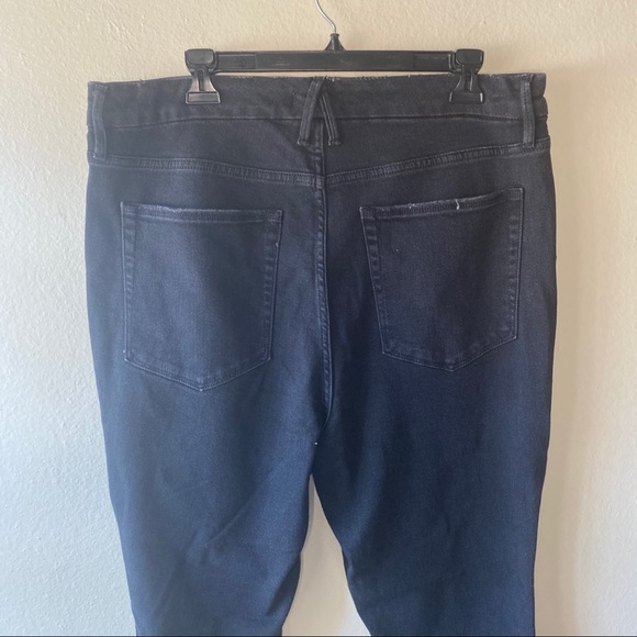 GOOD AMERICAN Good Curve Crop Skinny Raw Hem Jeans - Picture 8 of 10